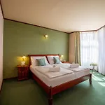 ズラティ レヴ ホテル 4*