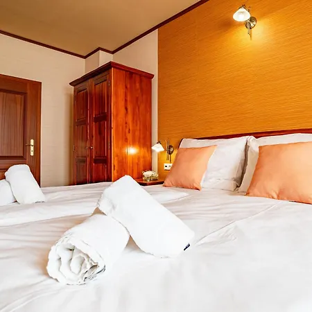 Zlaty Lev Hotell
